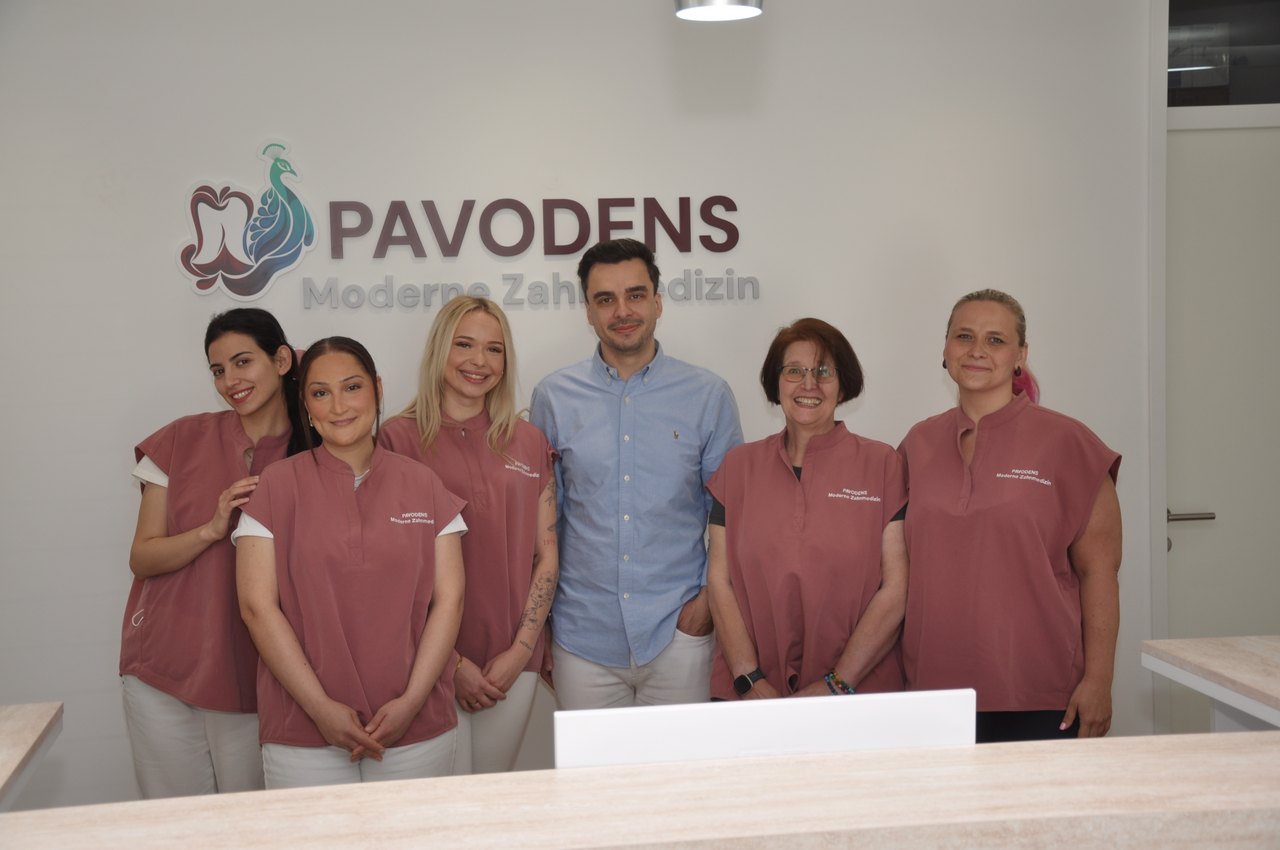 Das Team von PAVODENS gemeinsam mit dem Praxisinhaber am Empfang der Praxis in Bobingen